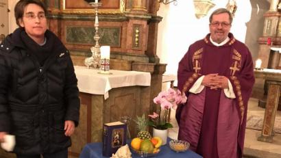 Bild: Rosenberg/exb
Muscheln, Perlen und exotische Früchte sollten beim Weltgebetstag das Land Vanuatu symbolisieren. In St. Anna hatte der Frauenbund Wernberg mit Vorsitzender Stephanie Rosenberg den Gottesdienst, den Pfarrer Markus Ertl zelebrierte, vorbereitet.