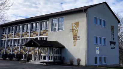 Bild: stg
Direkt neben dem ehemaligen Schulhaus soll die Zentrale mit dem Hackschnitzellager errichtet werden.