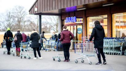 Bild: Hauke-Christian Dittrich/dpa
Zahlreiche Kunden warten auf die Öffnung einer Filiale von Aldi in Hannover. Der Discounter bietet nun Corona-Schnelltests zu Verkauf an.