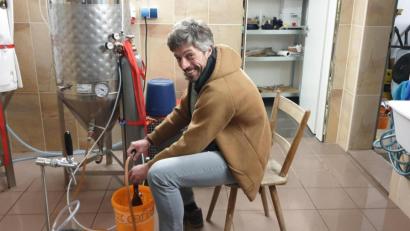 Bild: msh
Vorsitzender Thomas Ott füllt das Starkbier in Flaschen ab.
