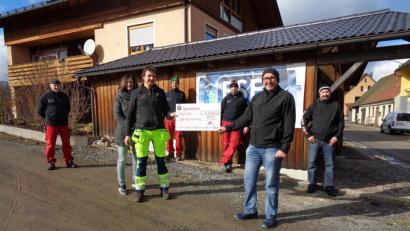 Bild: amö
Stefan Reitinger und seine Frau Rosi überreichten Thomas Eckl den symbolischen Scheck. Rechts daneben Martin Hauser und dahinter ein Teil der Mitarbeiter.