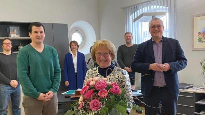 Bild: Völkl
Barbara Figulla (vorne) geht in den Ruhestand. In kleiner Runde wurde sie im Rathaus von Bürgermeister Richard Tischler (von rechts), Verwaltungsleiter Bernhard Baumer, Evi Tischler, dem Trausnitzer Bürgermeister Martin Schwandner und Kämmerer Christian Hechtl verabschiedet.