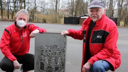 Bild: kro
Der neueste Blickfang beim TSV Waldershof: Bernd Aßmann (links) und Gerhard Greger (rechts) präsentieren den TSV-Feuerkorb.