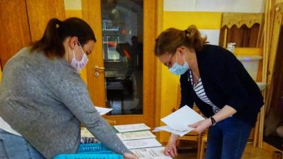 Bild: njn
Liebevoll packen die Erzieherinnen die Frühlingsüberraschung für die Kinder zusammen.