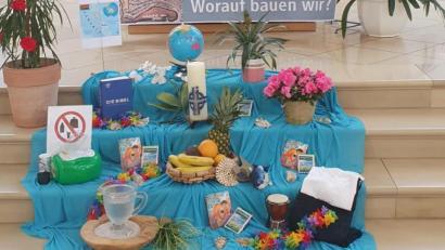 Bild: mrb
Landestypische Gegenstände aus Vanuatu standen auf den Altarstufen der Herz-Jesu-Kirche.