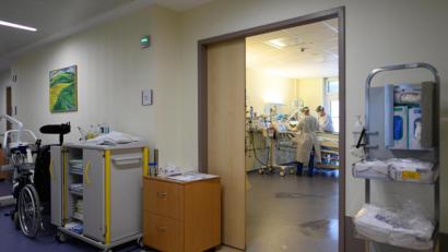 Symbolbild: Robert Michael/dpa
Selbst wer wegen seiner Covid-Erkrankung nicht auf der Intensivstation gelandet ist, hat lange nach der Infektion oft mit Spätfolgen zu kämpfen.