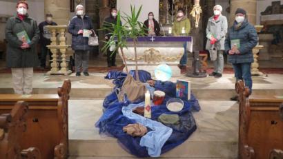 Bild: jzk
Nach dem Gebet versammelten sich Rita Ponnath, Gemeindereferent Jochen Gößl, Agnes Emerig, die beiden Geistlichen Thomas Kraus und Kathrin Spies, Regina Frank, Rosmarie Hermann und Anna Haberkorn (von links) im Altarraum.