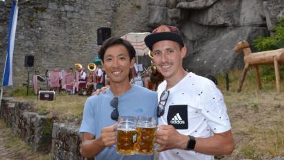 Archivbild: mr
Eric Frenzel (rechts) und Akito Watabe bei einem Besuch des Japaners auf der Burgruine in Flossenbürg. Beide sind dicke Freunde.