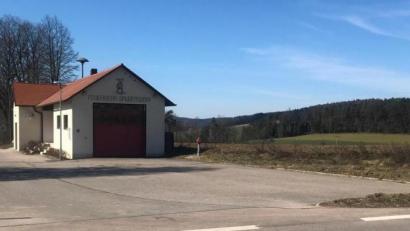 Bild: Wilhelm Amann
Durch den Anbau an die Fahrzeughalle fallen Parkplätze für die Einsatzkräfte weg. Sie müssen deshalb auf den neuen Vorplatz verlegt werden, der südlich (links) entsteht. Daraus wiederum resultiert die Notwendigkeit, die direkt am Gerätehaus vorbei führende Gemeindeverbindungsstraße auch nach Süden zu verlegen