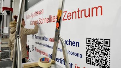 Bild: Petra Hartl
Corona-Schnelltest-Zentrum: In der Marienstraße in Amberg bringt eine Apotheke am Montag ein großes Schild an. Ab dieser Woche soll es für alle wöchentlich einen gratis Corona-Schnelltest geben. Das haben Bund und Länder vereinbart.