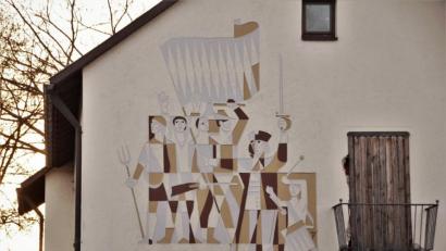 Bild: Mardanow
Das Sgraffito am alten AOK-Gebäude zeigt Pfarrer Florian von Miller (mit Schwert und Standarte) an der Spitze der Aufständischen. Die Tage von Gebäude und Bildnis sind nunmehr gezählt.
