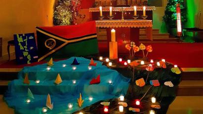 Bild: bsc
Mystisch beleuchtet und mit vielen Verweisen zu Vanuatu präsentierte sich der Altarraum der Friedenfelser Pfarrkirche am Weltgebetstag der Frauen.