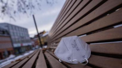 Archivbild: Nicolas Armer/dpa
Eine FFP2-Maske liegt auf einer Parkbank in Schweinfurt.