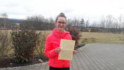 Bild: Familie Luber
Sechstklässlerin Christina Luber mit dem Brief an den Ministerpräsidenten.