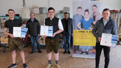 Bild: usc
Max Kratzer, Lukas Scharl und Stefan Birner (vorn, von links) wurden für Bestleistungen bei der Abschlussprüfung der Elektroniker der Energie- und Gebäudetechnik ausgezeichnet. Dahinter (links) Marko Hägler, in dessen Betrieb Stefan Birner gelernt hat, und Georg Wittmann (rechts), stellvertretender Innungsobermeister.