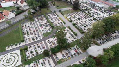 Archivbild: bey
Die Bestattungseinrichtungen der Großgemeinde Vohenstrauß, wie hier der Vohenstraußer Friedhof, bereiten Kämmerer Rainer Dotsch Sorgen. Die Defizite wachsen stetig.
