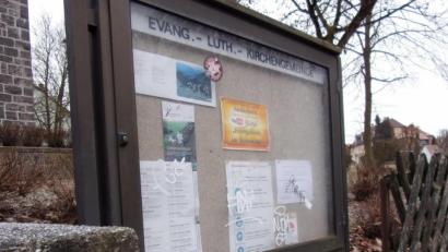 Bild: exb
Mit Schriftzügen in weißer Farbe verunstalteten Unbekannte den Schaukasten der evangelischen Kirche in Windischeschenbach.