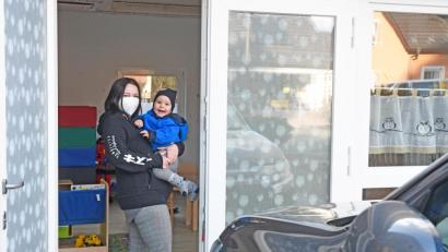 Bild: Gabi Schönberger
Von der jungen Mutter in Betreuungsnot zur Tagesmutter: Karina Blumberg hat in der Garage eine "Mini-Kita" eingerichtet.