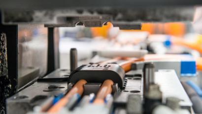 Bild: Frank Huebler
So sieht bei Nexans autoelectric mit Sitz in Floß (Kreis Neustadt/WN) die Produktion von Kabelsätzen für E-Fahrzeuge aus.