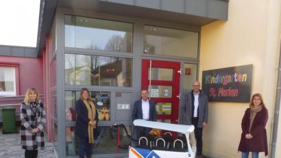 Bild: bk
Die Ausfahrt mit dem Kinderbus kann beginnen: Bei der Übergabe am Kindergarten (von rechts): Leiterin Christine Götz, Geschäftsstellenleiter Michael Liedl und Prokurist Helmut Forster von der Raiffeisenbank sowie die Erzieherinnen Susanne Graf und Sonja Hackner.