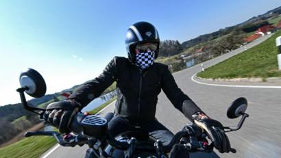 Symbolbild: Felix Kästle/dpa
Ein Motorradfahrer fährt auf einer kurvenreichen Strecke.