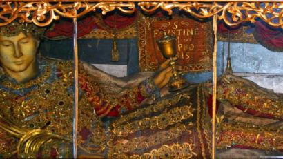 Bild: njn
Der heilige Faustinus unter der Mensa des Altares in der Lorettokapelle.