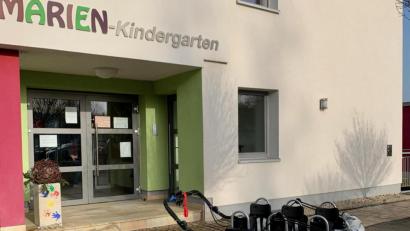 Bild: Raiffeisenbank Auerbach-Freihung eG/exb
Der Marienkindergarten in Auerbach hat von der Raiffeisenbank einen elektrobetriebenen Cabrio-Kinderbus im Wert von 5.300 Euro bekommen.