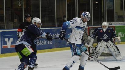 Archivbild: gb
Für die Blue Devils (Szene aus einer Partie gegen Lindau) stehen in der Hauptrunde der Oberliga Süd noch zwei Spiele auf dem Programm. Die Begegnung am Sonntag, 14. März, gegen den EC Peiting ist jedoch gefährdet, da beim ECP die Quarantäne erst am 13. März abläuft.