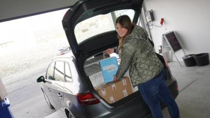 Bild: Landratsamt Neustadt/Lukas Alt/exb
Eine Mitarbeiterin der Wirtschaftsförderung des Landratsamtes Neustadt lädt Test-Kits ins Auto, um sie an Firmen zu verteilen.