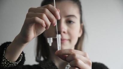 Bild: Gabi Schönberger
So funktioniert der Corona-Selbsttest. Auszubildende Nathalie Frouz unterstützte mich bei dem Test.