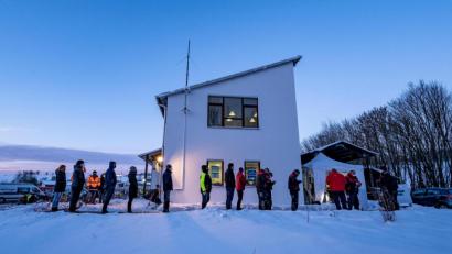 Symbolbild: Armin Weigel/dpa
Zahlreiche Menschen warten vor einer Corona-Teststation an der deutsch-tschechischen Grenze in Furth im Wald.
