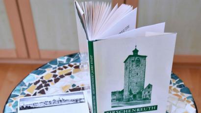 Bild: tsp
Die Chronik von 1964, mit Einladung zum Festakt und dem Sterbebild vom Altbürgermeister Karl Ruffing.