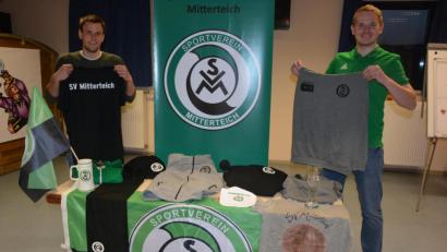 Bild: jr
SV-Fördervereins-Vorsitzender Florian Greim (rechts) und sein Stellvertreter Tobias Seitz präsentieren eine kleine Auswahl an Fanartikeln, wie sie im Online-Shop des SV Mitterteich gekauft werden können.