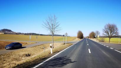Bild: lnz
Der bestehende Fuß- und Radweg an der Staatsstraße zwischen Mitterteich und Konnersreuth endet gegenüber der oberen Einfahrt nach Pechofen. Reiner Artmann äußerte im Stadtrat den Wunsch nach einer durchgehenden Verbindung in die Nachbargemeinde.