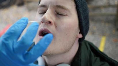 Symbolbild: Jörg Carstensen/dpa
Bei Marlon wird ein Abstrich für einen Coronatest entnommen.