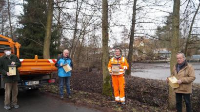 Bild: du
Franz Baumgartner, Peter Reim, Karl Bodensteiner und Richard Wittmann (von links) bringen 15 Vogelnistkästen im Schirmitzer Wald entlang des Ringweges an.