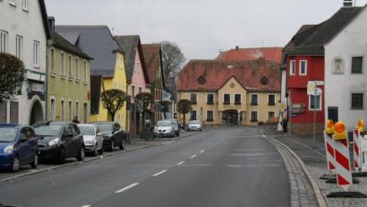Bild: fpoz
Ab dem neuen Rathaus erfolgt die Sanierung der Wasserleitung durch den kompletten Markt in Bauabschnitten mit etwa 20 Metern.