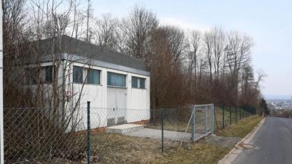 Bild: Gabi Schönberger
Die Tage dieses Hochbehälter sind gezählt. Direkt daneben soll ein neuer Wasserspeicher entstehen. Das alte Gebäude will die Stadt zur Lagerhalle umbauen.