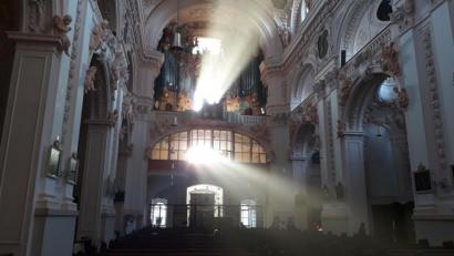 Bild: Johannes Röttges/exb
De Basilika im außergewöhnlichen Licht der Nachmittagssonne.