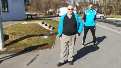 Bild: soj
Egid Kellner (Zweiter von links) überreichte an die Verantwortlichen der DJK Ebnath ein verspätetes Weihnachtsgeschenk: Regenjacken für die Fußballabteilung