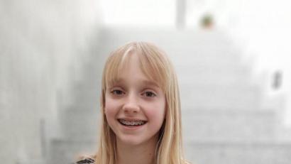Bild: Maresa Hottner/exb
Mit ihrer Lesepassage aus dem Buch „Die Duftapotheke: Ein Geheimnis liegt in der Luft“ von Anna Ruhe konnte die Nabburger Gymnasiastin Magdalena Werner die Jury des Kreisentscheids beim Lesewettbewerb vollauf überzeugen.