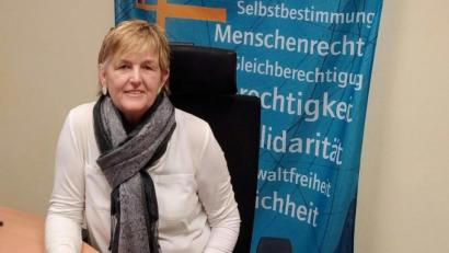 Bild: Klaudia Niedermeier/exb
Die Gleichstellungsbeauftragte des Landkreises, Helga Forster, hier vor einem Transparent zum Weltfrauentag, warnt davor, die Benachteiligung von Frauen aus dem Blick zu verlieren.
