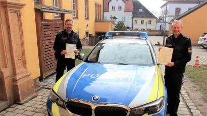 Bild: stg
Erster Polizeihauptkommissar Bernhard Gleißner (rechts) und Polizeioberkommissar Carsten Landgraf stellten die Verkehrsunfallstatistik der Kemnather Inspektion für das Jahr 2020 vor.