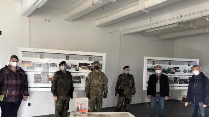 Bild: mor
Die historische Ausstellung im Wasserturm mit Timeline, Karten und Bildern soll mit Uniformen der verschiedenen Perioden erweitert werden. Command Sergeant Major, Franklin Velez (Dritter von links) kann sich dabei auf Helfer und Unterstützer verlassen.