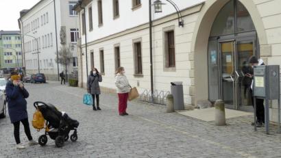 Bild: fsb
Kurz vor 10 Uhr bildet sich vor der Regionalbibliothek eine kleine Warteschlange.