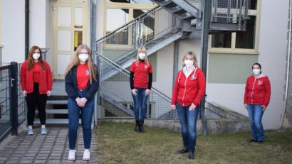 Bild: bnr
Das Jugendrotkreuz hat Renate Schönberger (Zweite von rechts) für weitere vier Jahre als Gruppenleiterinn bestätigt. Als Stellvertreterinnen stehen ihr Kerstin Winter (links) Lisa Schell (Zweite von links) und Laura Prem (Mitte) zur Seite. Zur Wahl gratulierte die Kreisjugendleiterin Katrin Hofmann (rechts).