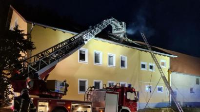 Bild: Werner Fischer/exb
In diesem Gebäude brannte am Montag der Dachstuhl.