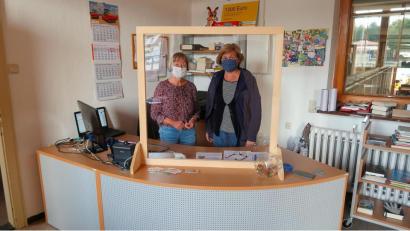 Archivbild: bsc
Büchereileiterin Monika Seidel (links) und Gabi Härtl (rechts) freuen sich auf Freitag. Nach wochenlanger Schließung darf die kleine Steinwaldbücherei in Friedenfels wieder öffnen. Unser Bild entstand beim Start des Abholservices im November.