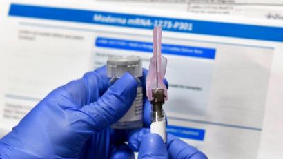 Bild: Hans Pennink/dpa
Eine Krankenschwester bereitet eine Spritze mit einem Impfstoff der US-Biotech-Firma Moderna gegen Covid-19 vor.