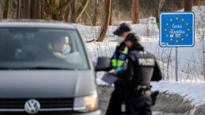Symbolbild: Jan Woitas/dpa
Wegen der Coronapandemie und der damit verbundenen Einschränkungen im Grenzverkehr kontrolliert die Bundespolizei unter anderem an der A 6 bei Waidhaus verstärkt Autofahrer.